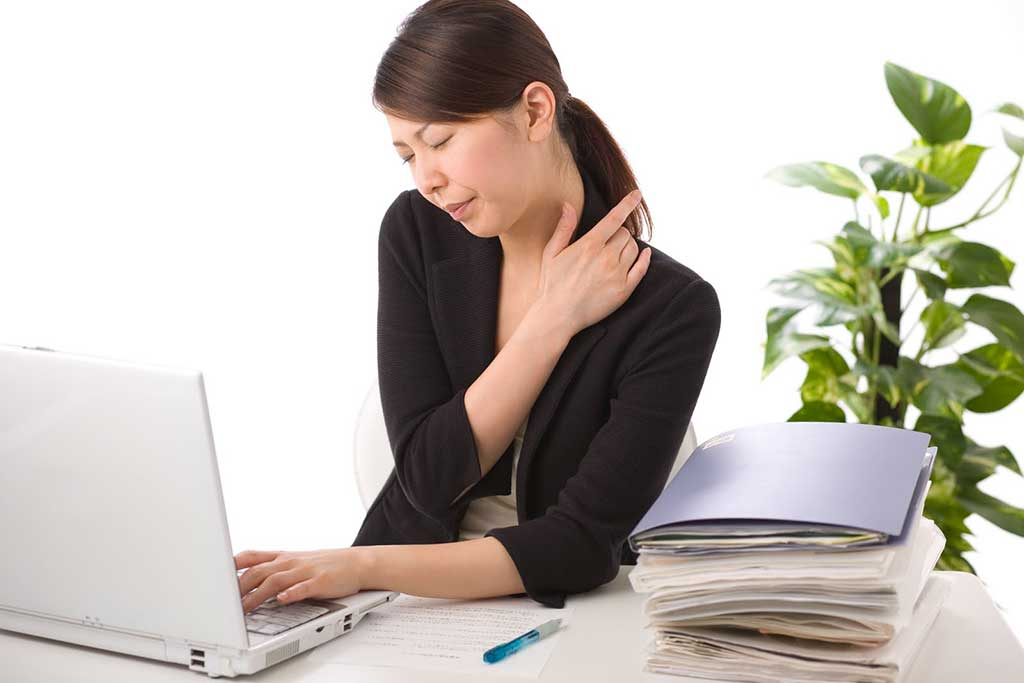 Mỏi vai gáy là dấu hiệu thường gặp ở đau nhức xương khớp